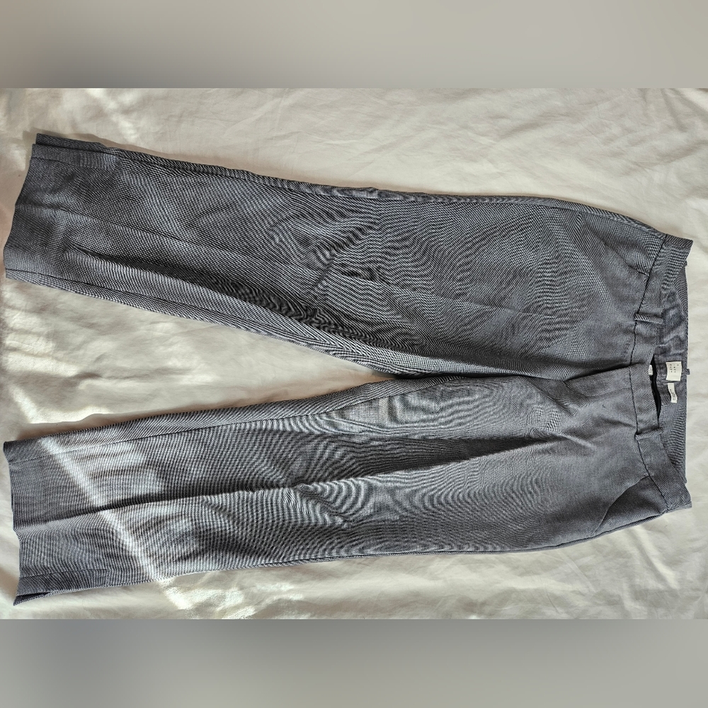 Grey patterned ankle-legnth slacks with pockets
